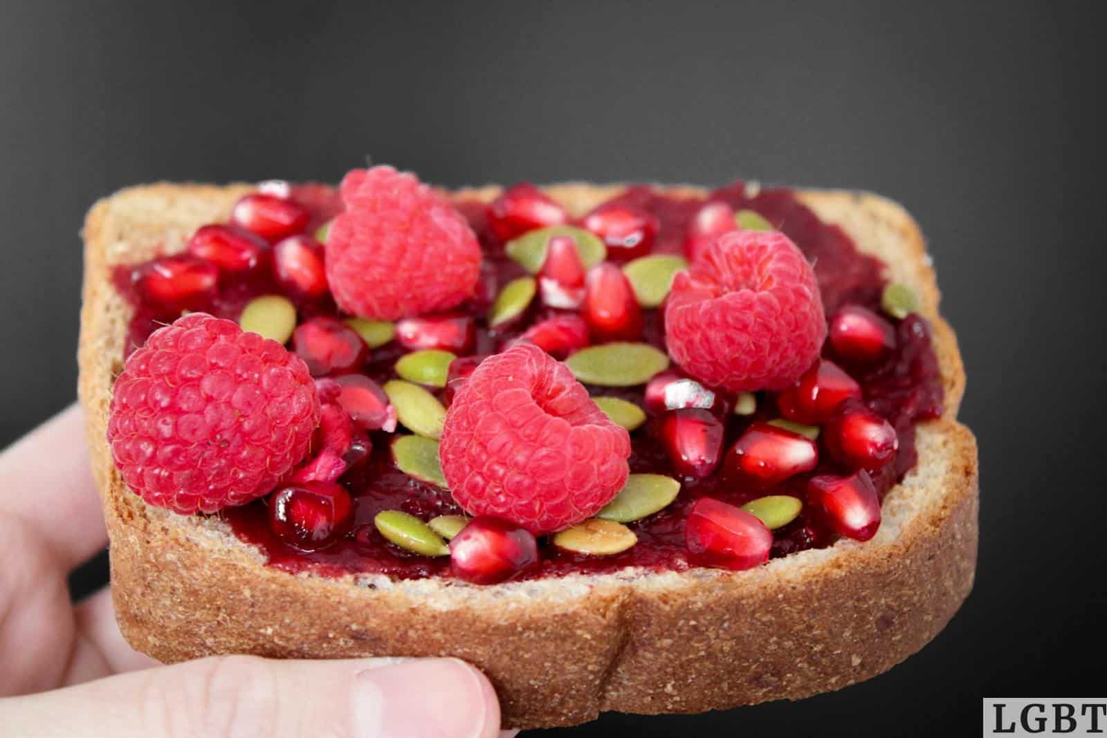 tostada con frutos rojos
