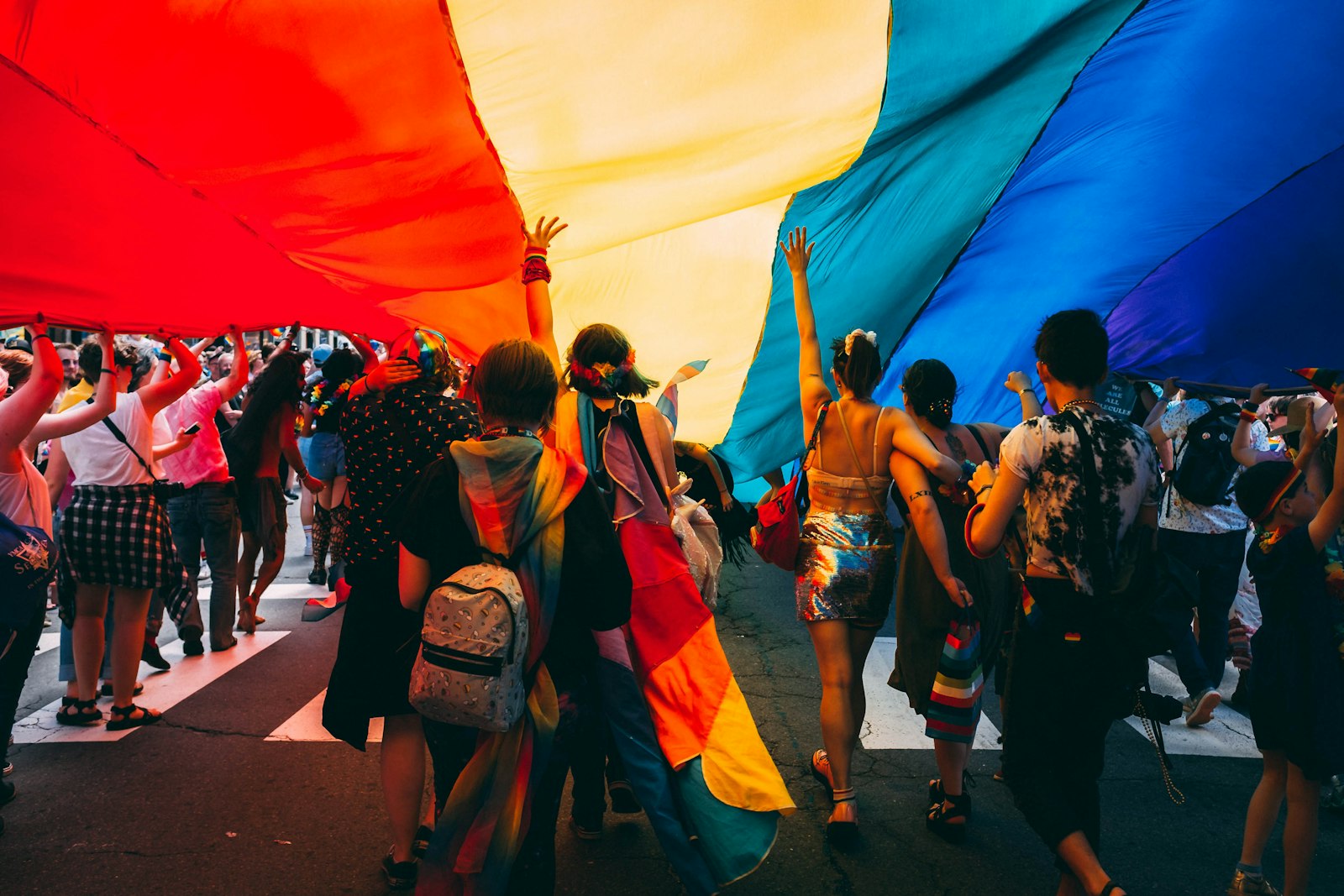 Bandera LGBT arcoíris en una marcha del Orgullo