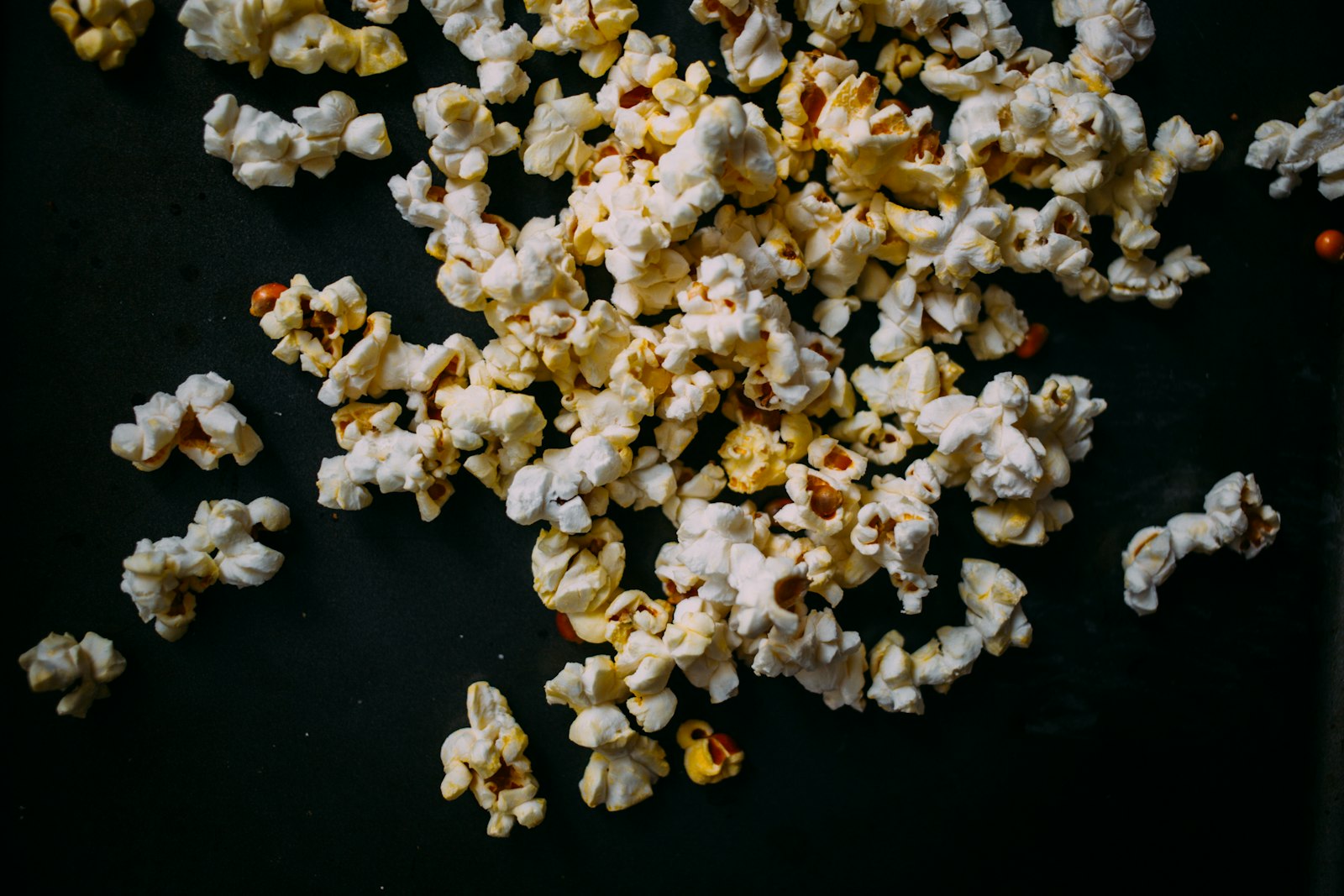 Palomitas sobre fondo negro para una noche de cine