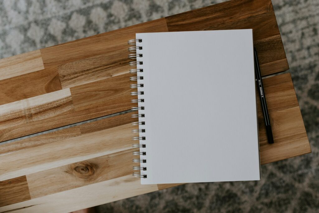 Cuaderno de espiral sobre una mesa de la redacción